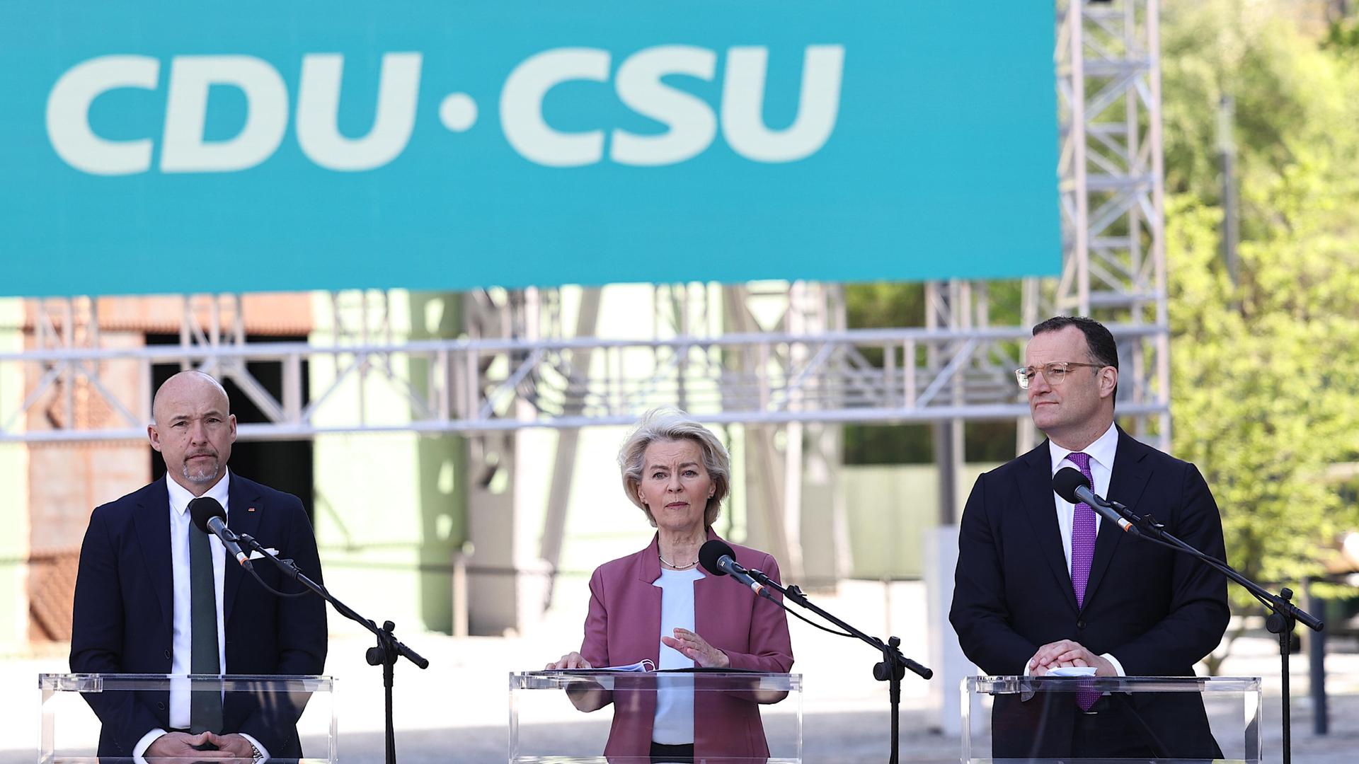 Das Foto zeigt Unionsfraktionschef Jens Spahn, EU-Kommissionspräsidentin von der Leyen und CSU-Landesgruppenchef bei einer Pressekonferenz in Berlin.
      
