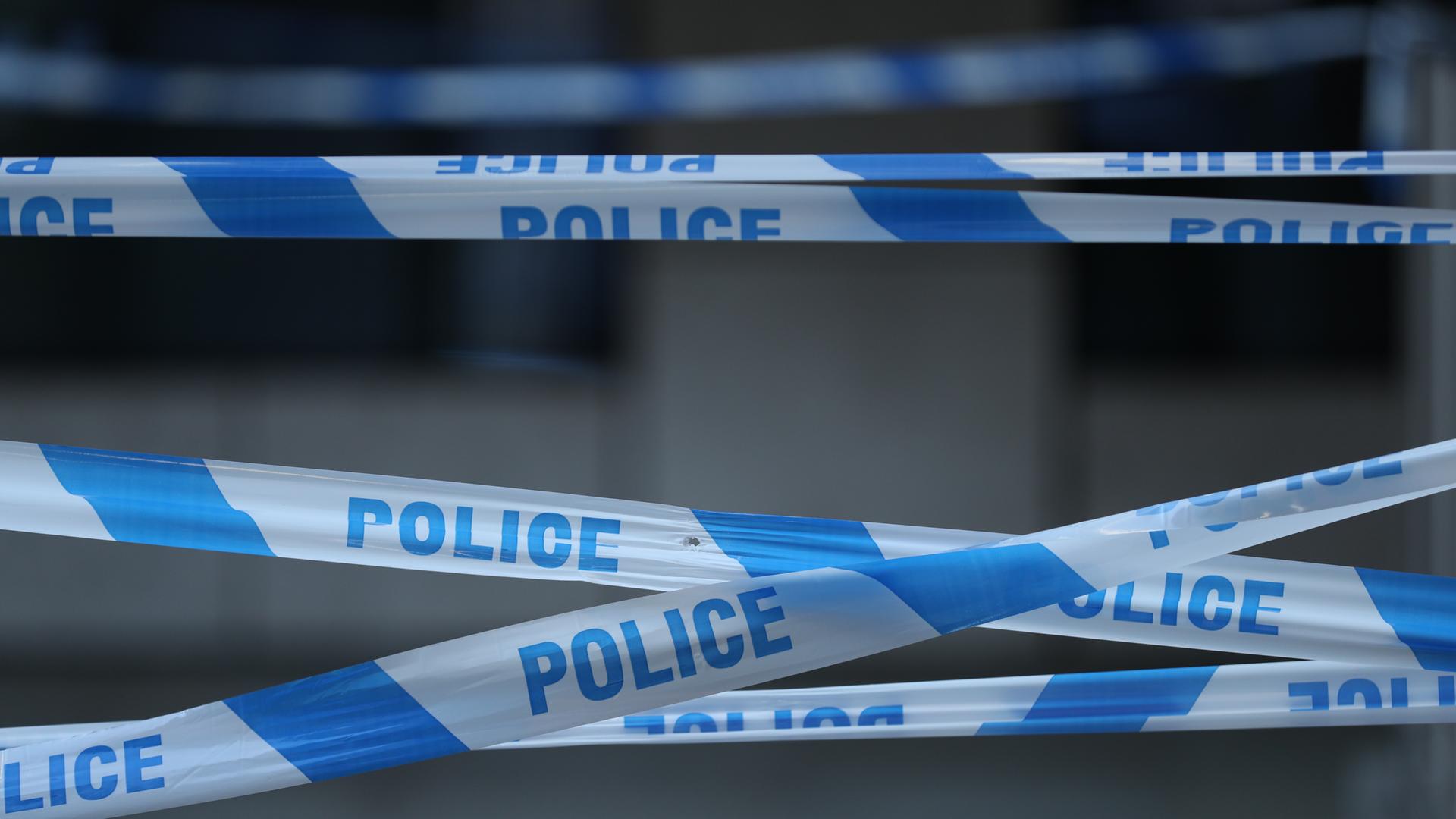 Die London Bridge ist durch die Polizei mit einem Absperrband abgesperrt.