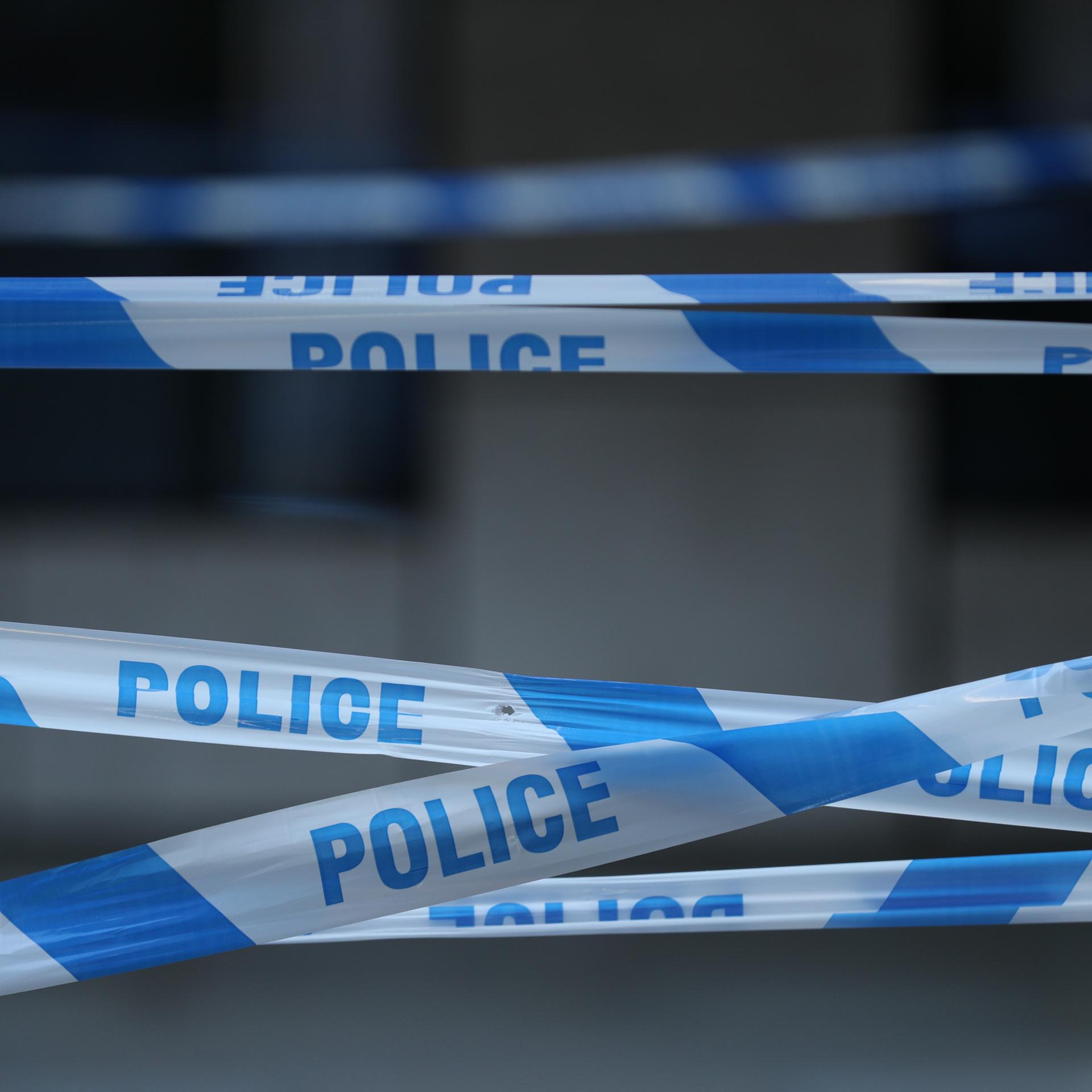 Die London Bridge ist durch die Polizei mit einem Absperrband abgesperrt.