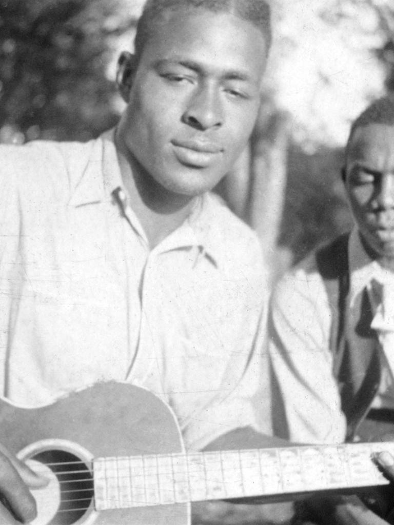 Die Bluesmusiker Gabriel Brown and Rochelle French aus Eatonville, Florida, auf einem Foto von Alan Lomax aus dem Jahr 1935. Einer der beiden spielt Akustikgitarre