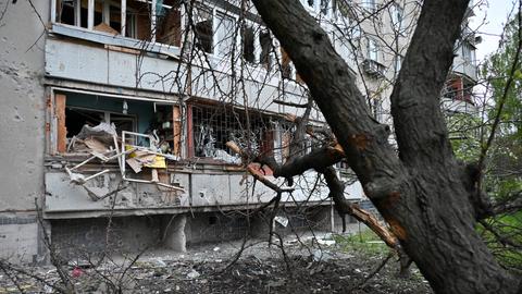 Ein durch das russische Militär zerstörtes Gebäude in Charkiw, Ukraine