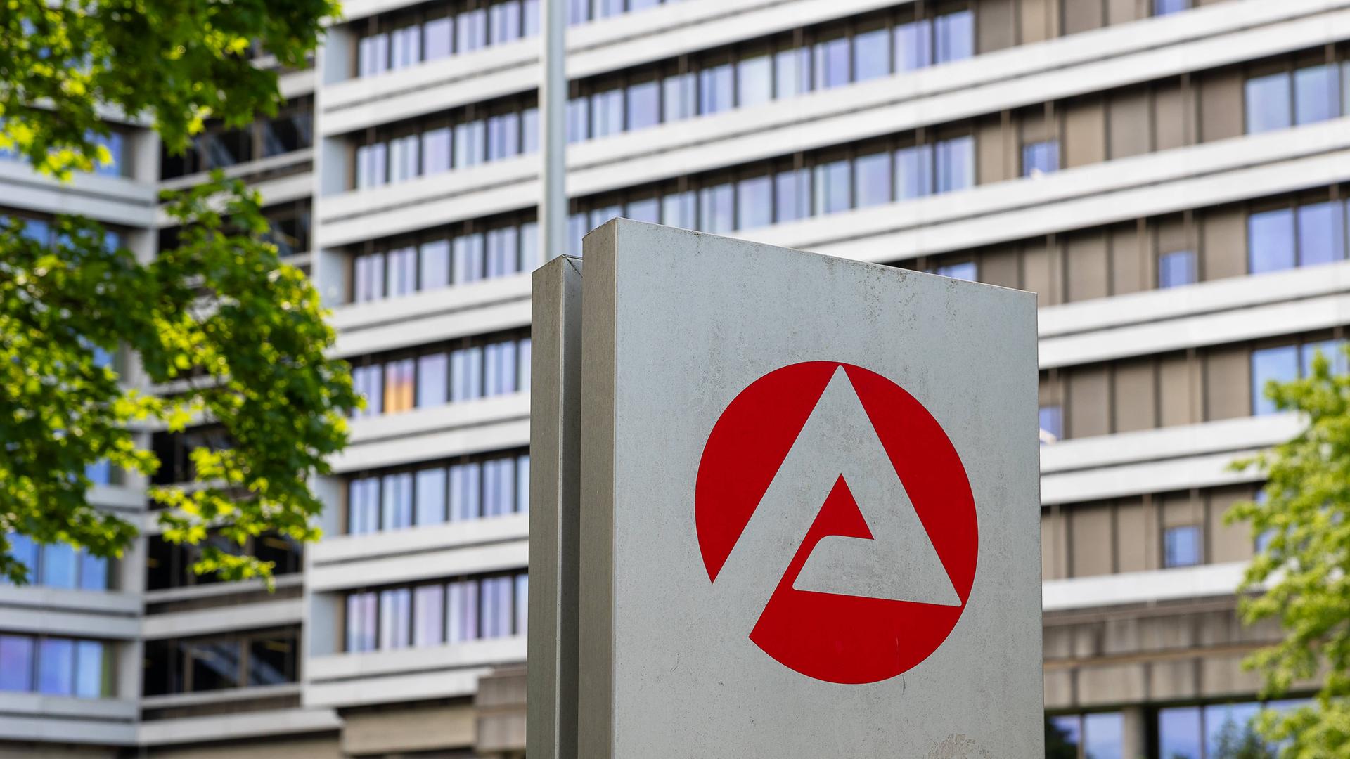Die Zentrale der Bundesagentur für Arbeit in Arbeit. Vor dem Bürogebäude ist das rot-weiße Logo zu sehen. Die Zentrale der Bundesagentur für Arbeit in Arbeit. Vor dem Bürogebäude ist das rot-weiße Logo zu sehen.