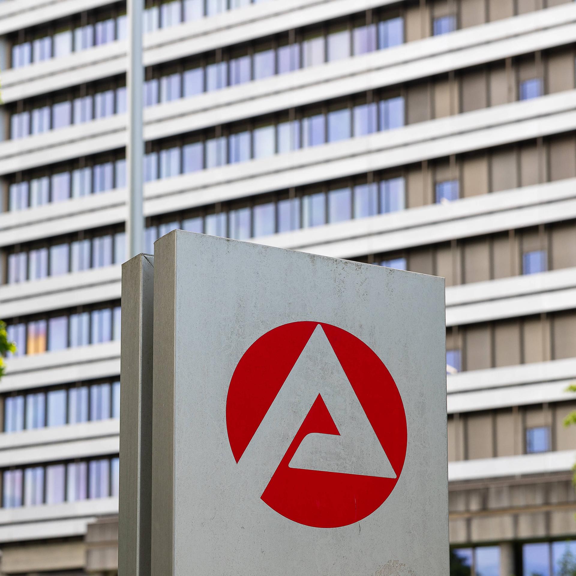 Die Zentrale der Bundesagentur für Arbeit in Arbeit. Vor dem Bürogebäude ist das rot-weiße Logo zu sehen. 