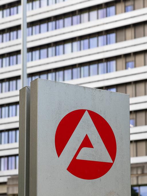 Die Zentrale der Bundesagentur für Arbeit in Arbeit. Vor dem Bürogebäude ist das rot-weiße Logo zu sehen. 
