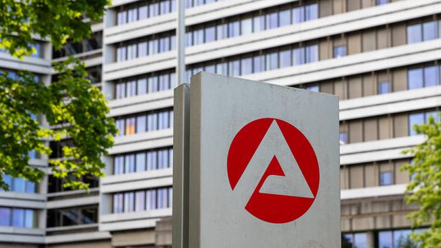Die Zentrale der Bundesagentur für Arbeit in Arbeit. Vor dem Bürogebäude ist das rot-weiße Logo zu sehen. 