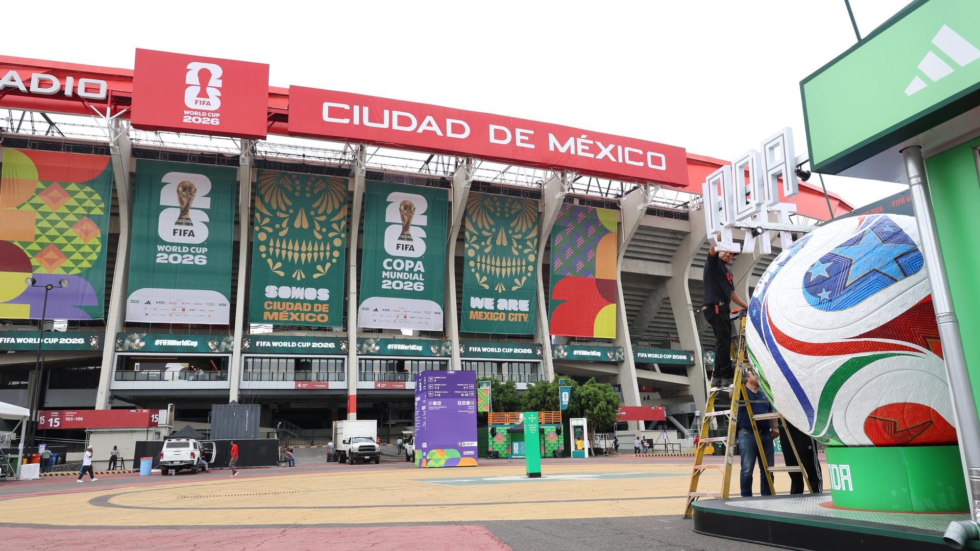Am Haupteingang zum Aztekenstadion in Mexiko-Stadt hängen zahlreiche Banner für die FIFA-Fußball-WM 2026. Am Haupteingang zum Aztekenstadion in Mexiko-Stadt hängen zahlreiche Banner für die FIFA-Fußball-WM 2026.