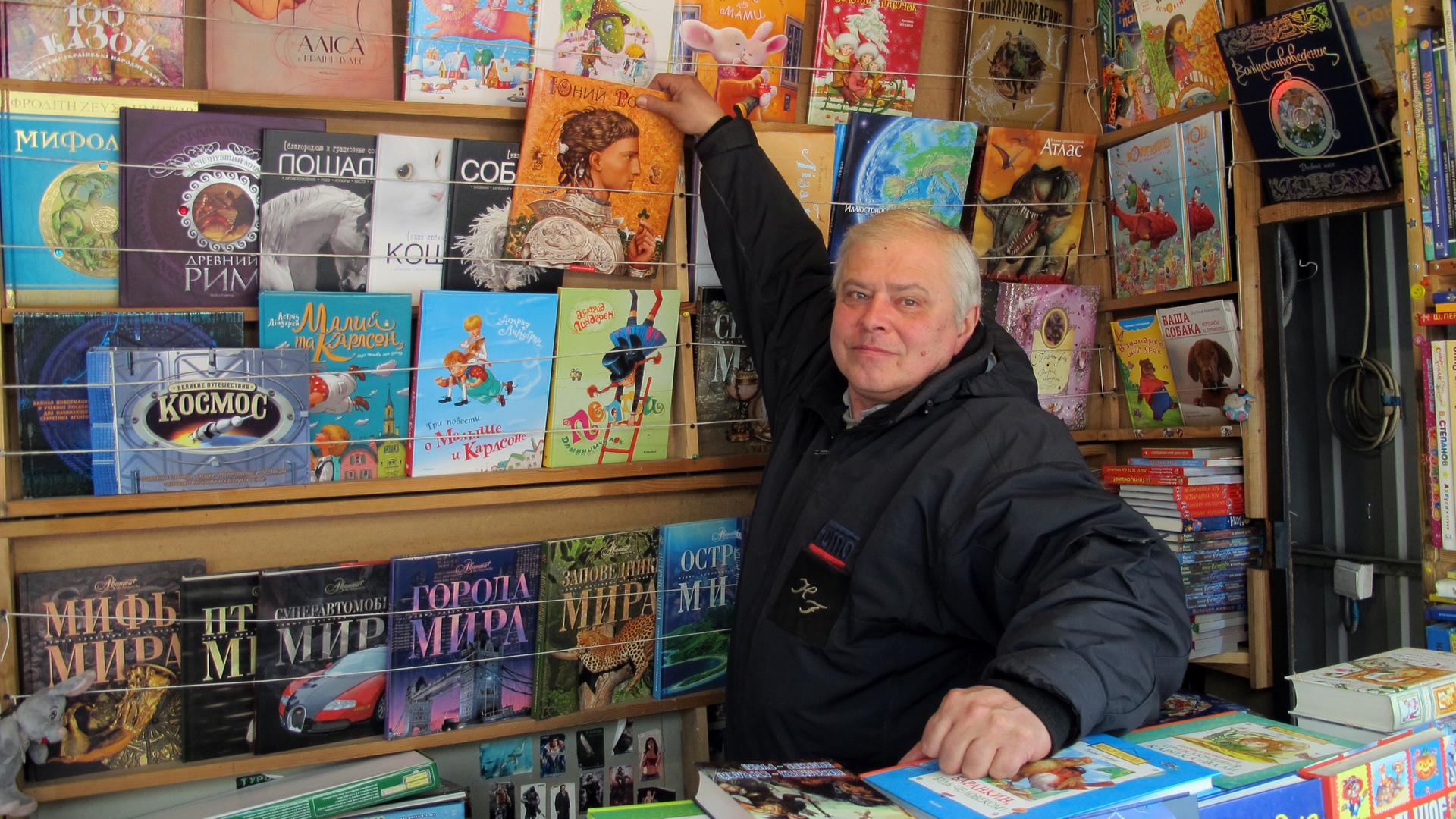 Ein Kioskbesitzer verkauft Kinderbücher in Kiew. 