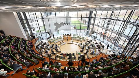 Die Abgeordneten des sächsischen Landtags sitzen zu Beginn der Wahl eines neuen Ministerpräsidenten von Sachsen im Plenarsaal.
