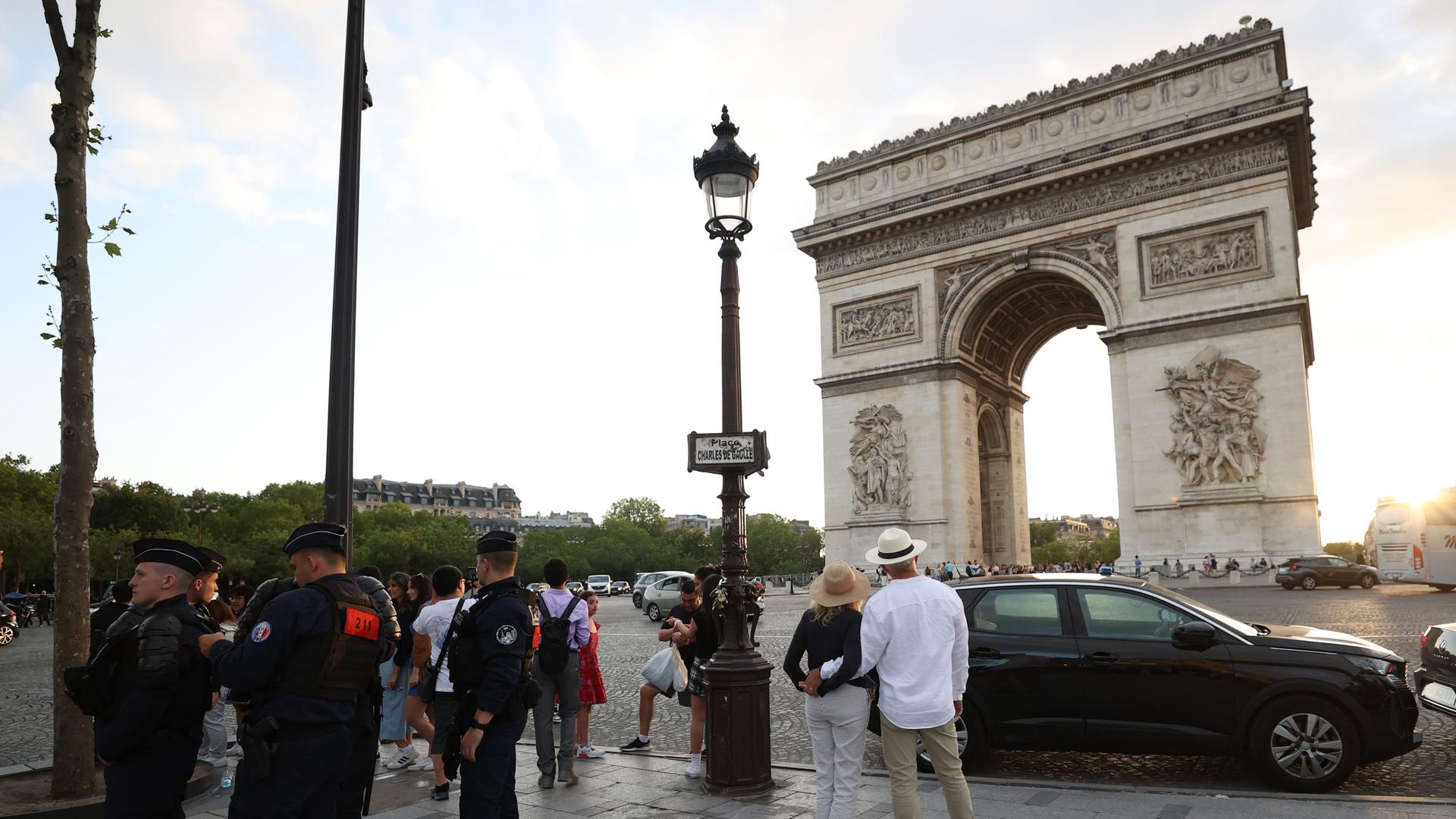 Frankreich, Paris: Französische Polizisten patrouillieren in der Nähe des Arc de Triomphe. Bei einer sechsten Nacht mit Unruhen in Frankreich nach dem Tod eines 17-Jährigen bei einer Polizeikontrolle hat es landesweit 157 Festnahmen gegeben.