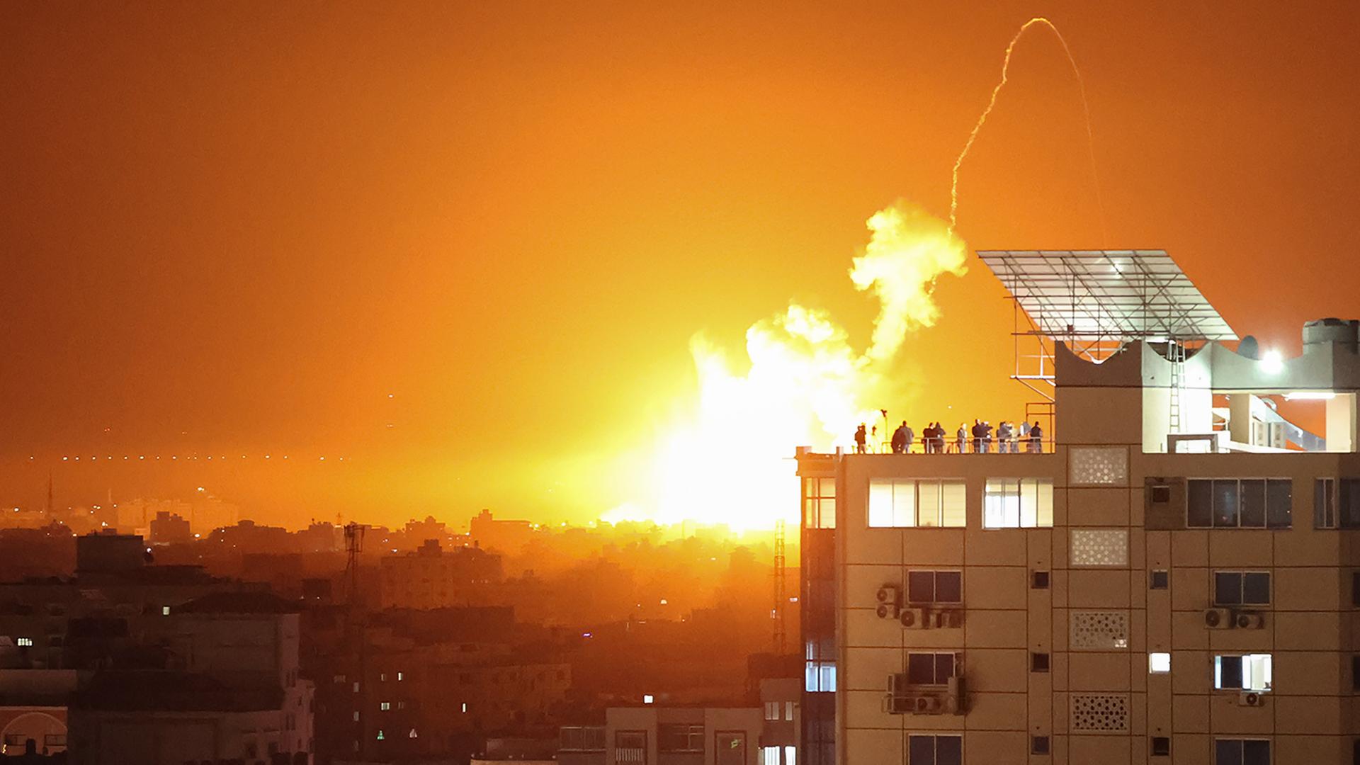 Feuer und Rauch hinter einem Gebäude in der Stadt Gaza nach einem Luftangriff der israelischen Armee