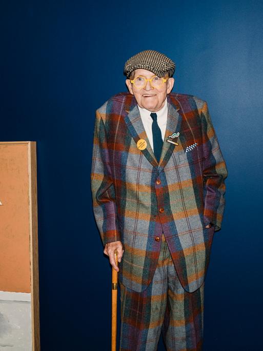 David Hockney bei seiner letzten Ausstellung im Annely Juda Fine Art in Hanover Square in London. Er steht, auf den Stock gestützt, zwischen zwei seiner Bilder.