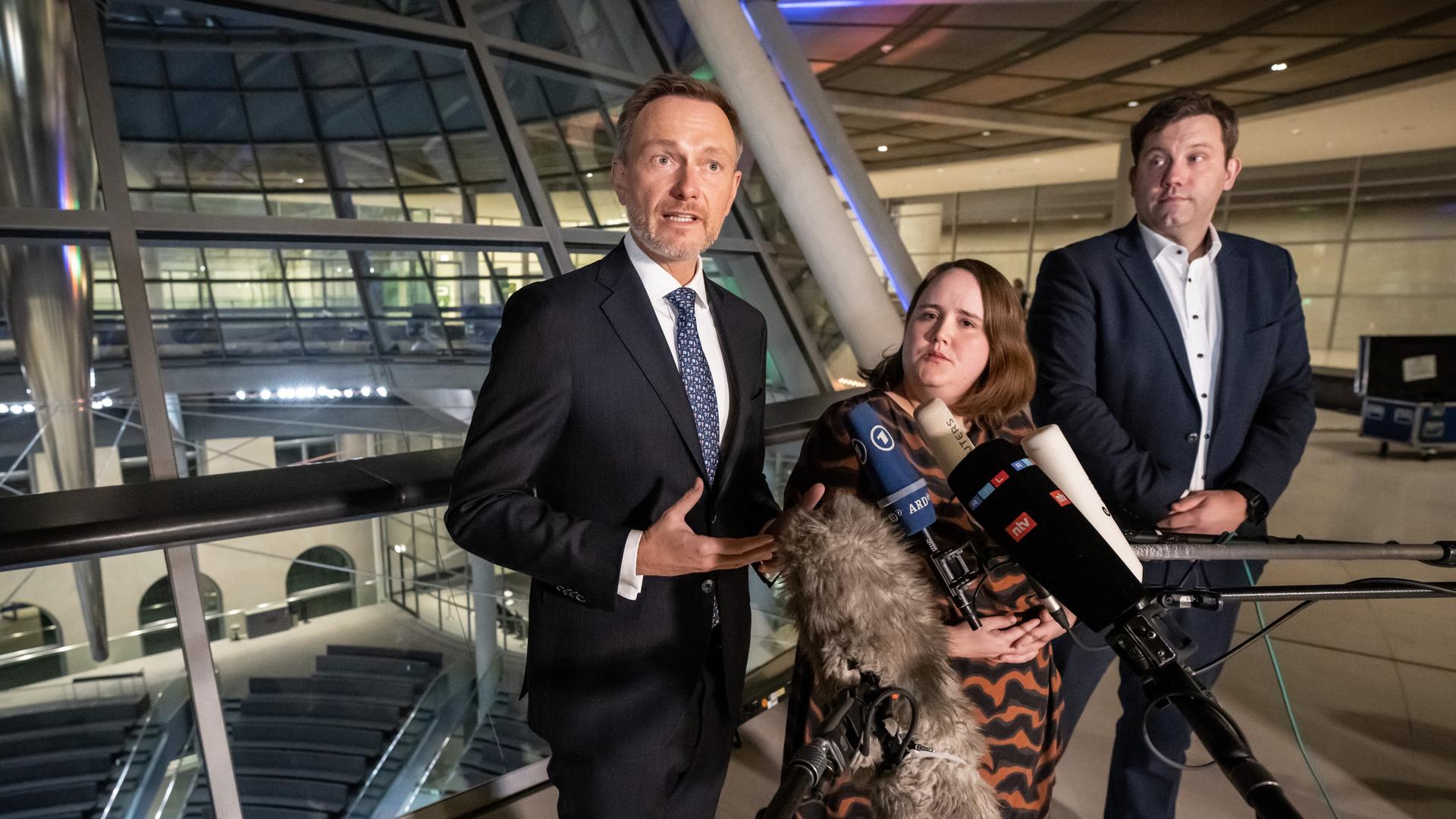 Die Parteichefs der Koalitionsparteien Lars Klingbeil (SPD, r-l) Ricarda Lang (Grüne) und Christian Lindner (FDP) sprechen im Bundestag nach dem Koalitionsausschuss.