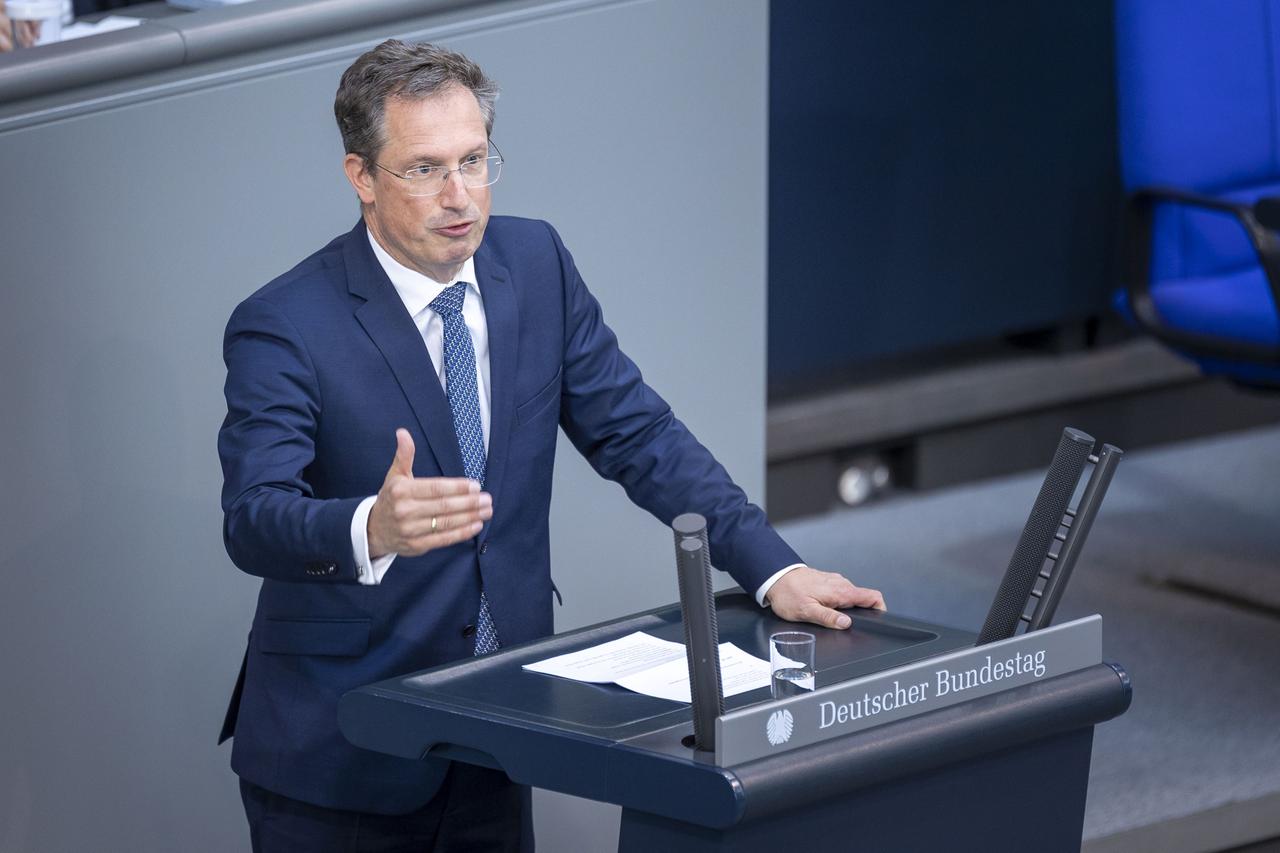 FDP-Politiker Stephan Thomae hält eine Rede im Bundestag. 