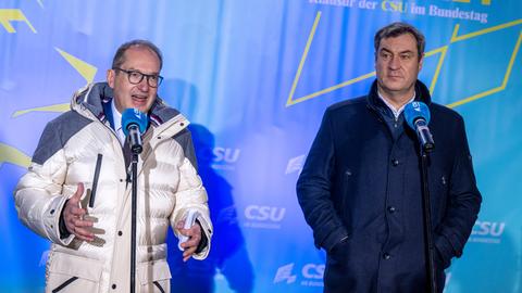 Markus Söder (r, CSU), Ministerpräsident von Bayern und CSU-Vorsitzender, und Alexander Dobrindt, CSU-Landesgruppenchef, geben beim Auftakt der Winterklausur der CSU im Bundestag im Kloster Seeon ein Pressestatement.