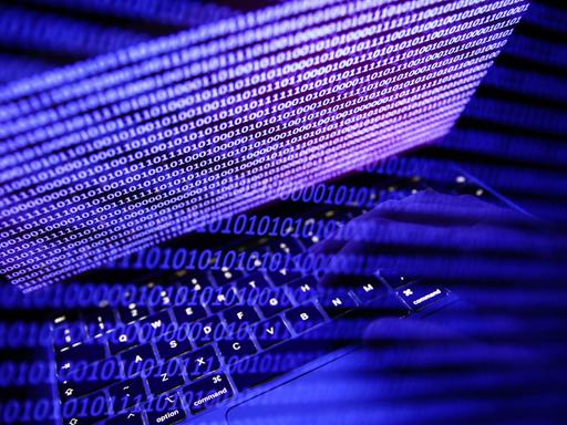 Ein Binärcode, der auf einem Laptop-Bildschirm angezeigt wird, und ein Binärcode, der auf einem Bildschirm angezeigt wird, sind auf diesem Mehrfachbelichtungsfoto zu sehen, das am 27. September 2022 in Krakau, Polen, aufgenommen wurde. Ein Binärcode, der auf einem Laptop-Bildschirm angezeigt wird, und ein Binärcode, der auf einem Bildschirm angezeigt wird, sind auf diesem Mehrfachbelichtungsfoto zu sehen, das am 27. September 2022 in Krakau, Polen, aufgenommen wurde.