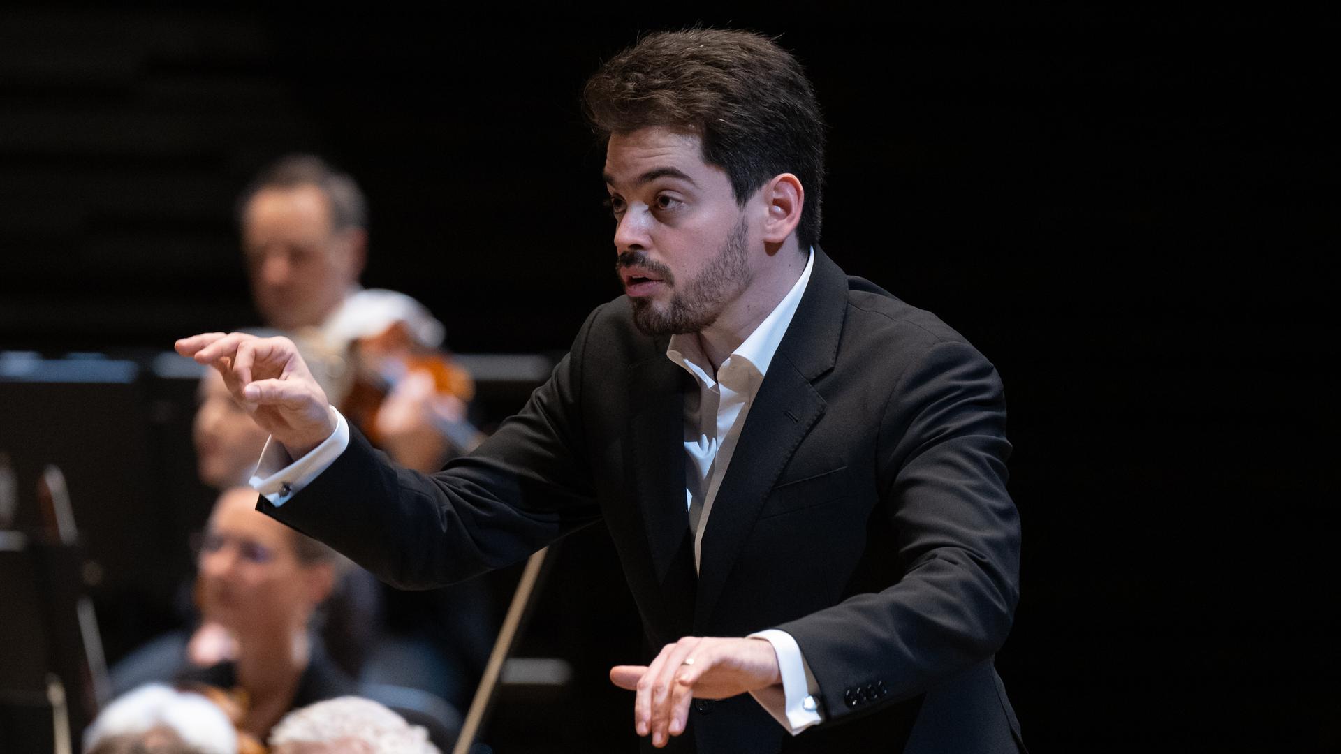 Dirigent Lahav Shani bei einem Konzert Dirigent Lahav Shani bei einem Konzert