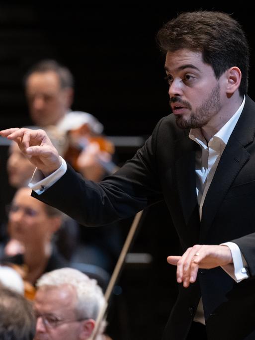 Dirigent Lahav Shani bei einem Konzert