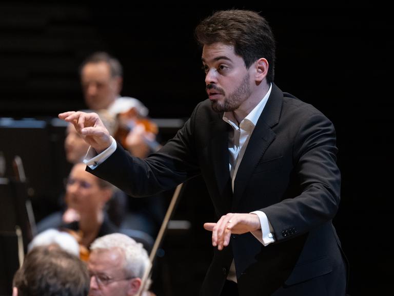 Dirigent Lahav Shani bei einem Konzert