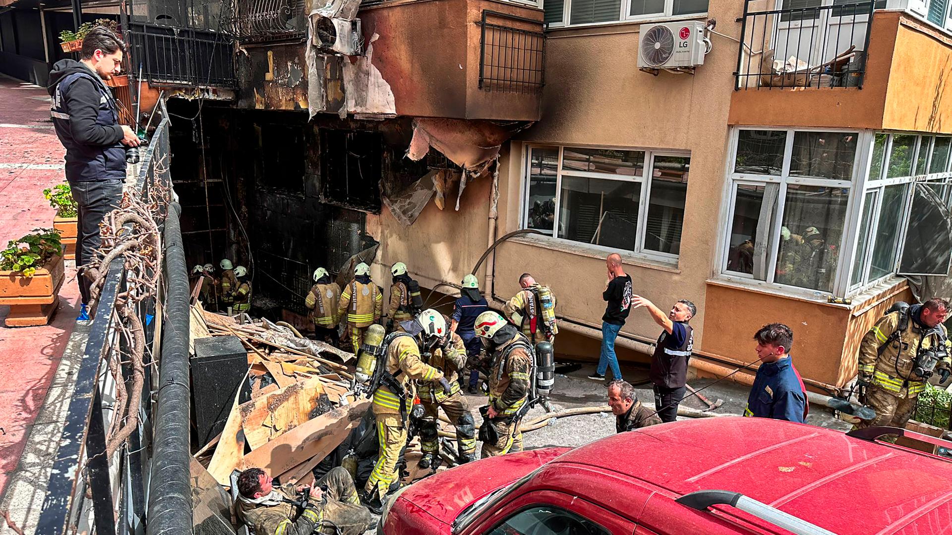 Istanbul: Feuerwehrleute arbeiten nach einem Brand in einem Nachtclub.