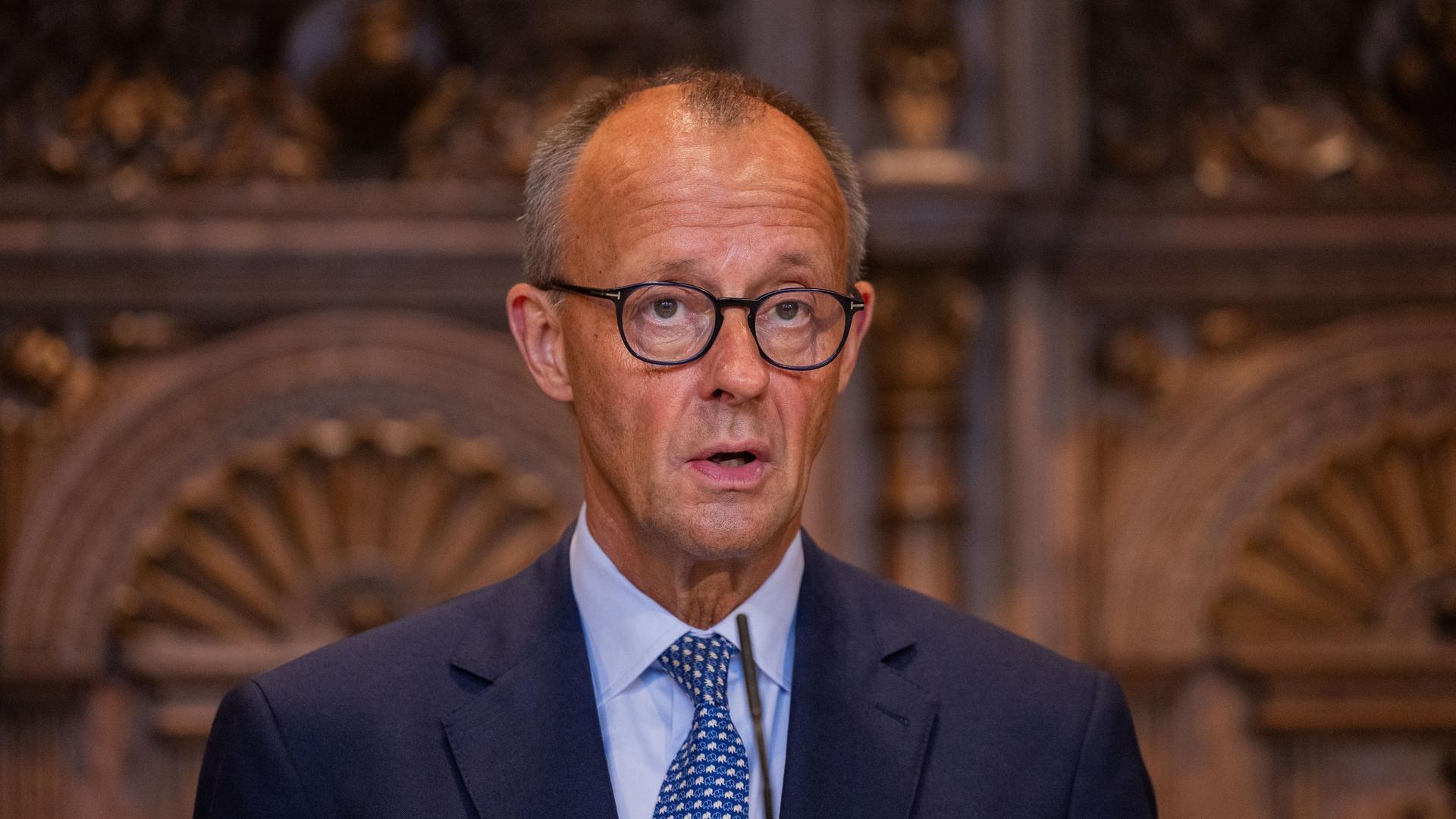 Bundeskanzler Friedrich Merz (CDU) steht zum Antrittsbesuch als Bundeskanzler in Nordrhein-Westfalen im historischen Rathaus im Friedenssaal bei einer Pressekonferenz in Münster. Bundeskanzler Friedrich Merz (CDU) steht zum Antrittsbesuch als Bundeskanzler in Nordrhein-Westfalen im historischen Rathaus im Friedenssaal bei einer Pressekonferenz in Münster.