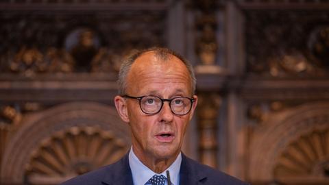 Bundeskanzler Friedrich Merz (CDU) steht zum Antrittsbesuch als Bundeskanzler in Nordrhein-Westfalen im historischen Rathaus im Friedenssaal bei einer Pressekonferenz in Münster. 