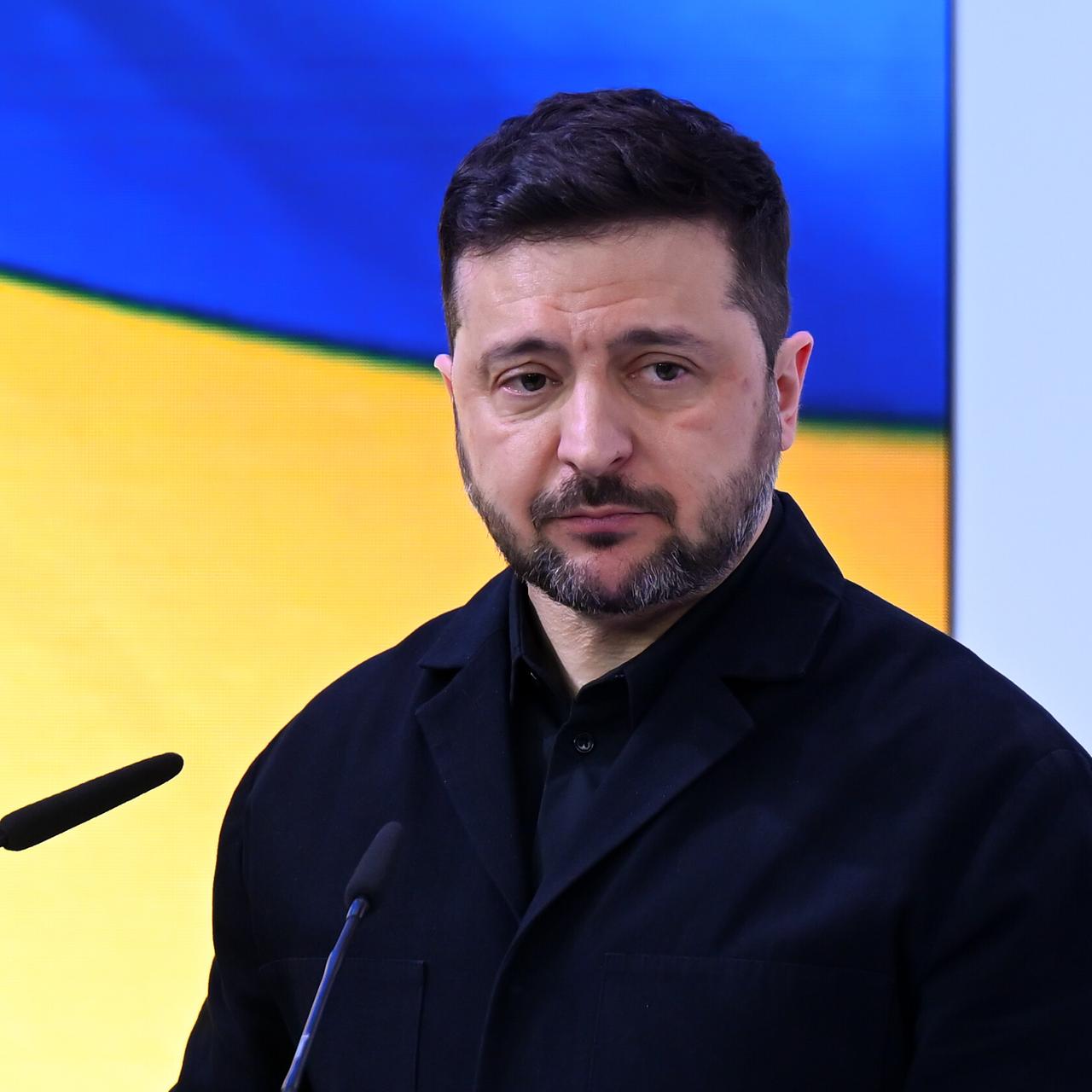 Der ukrainische Präsident Wolodymyr Selenskyj steht auf der Münchner Sicherheitskonferenz vor einem Mikrofon.