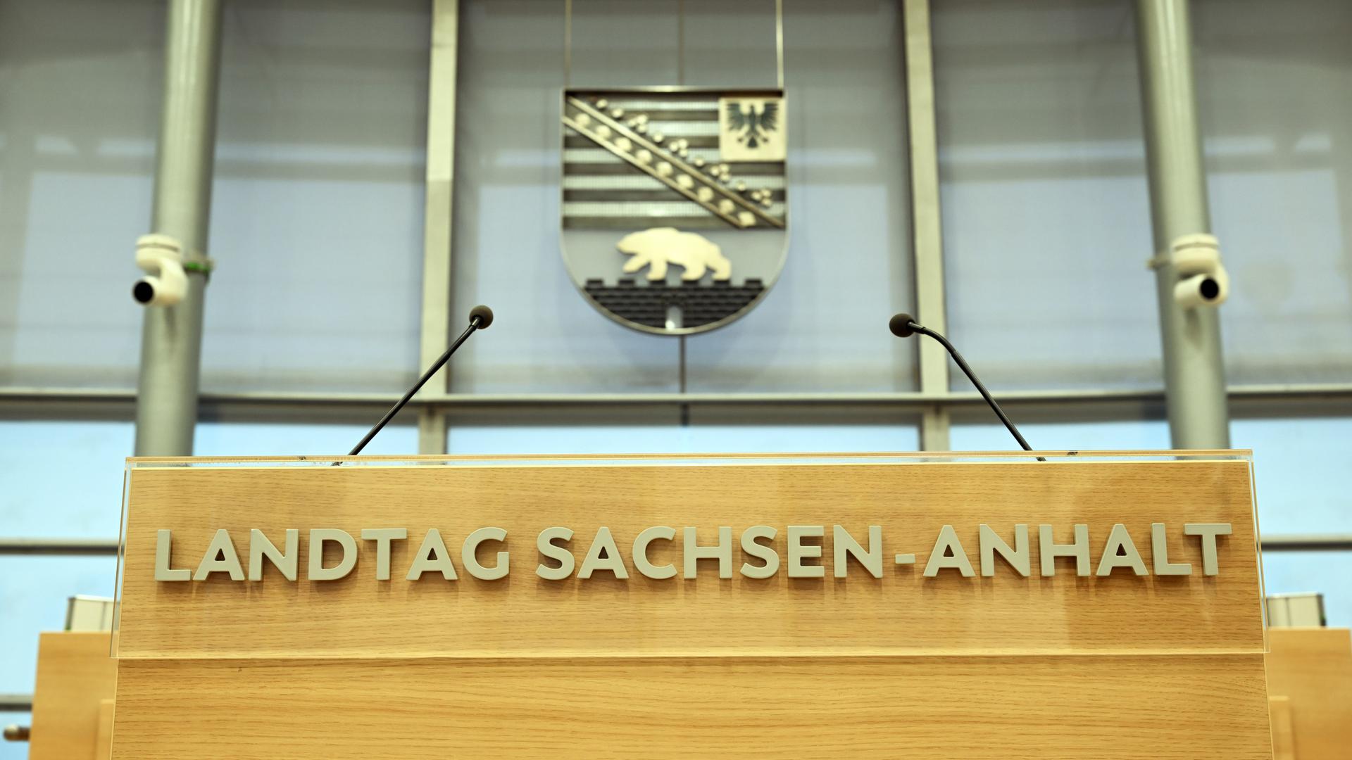 Blick auf das Rednerpult im Plenarsaal des Landtages von Sachsen-Anhalt. Blick auf das Rednerpult im Plenarsaal des Landtages von Sachsen-Anhalt.