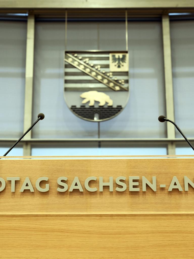 Blick auf das Rednerpult im Plenarsaal des Landtages von Sachsen-Anhalt. Blick auf das Rednerpult im Plenarsaal des Landtages von Sachsen-Anhalt.