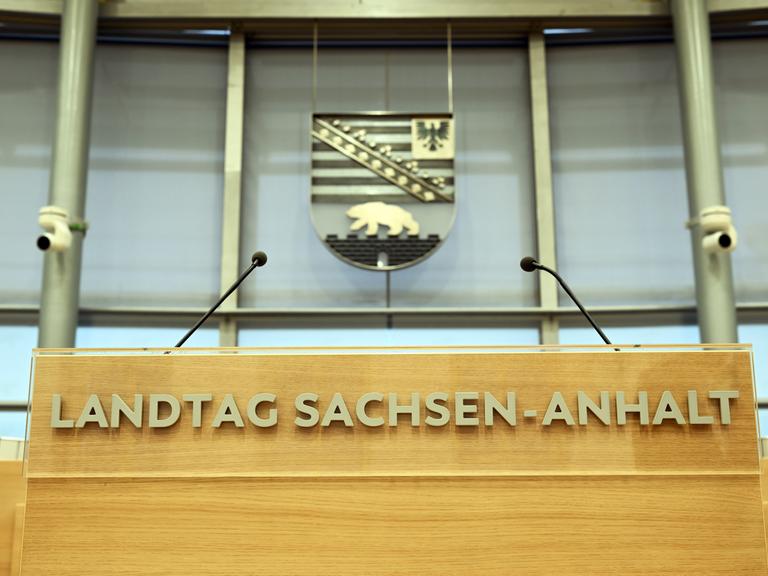 Blick auf das Rednerpult im Plenarsaal des Landtages von Sachsen-Anhalt. Blick auf das Rednerpult im Plenarsaal des Landtages von Sachsen-Anhalt.