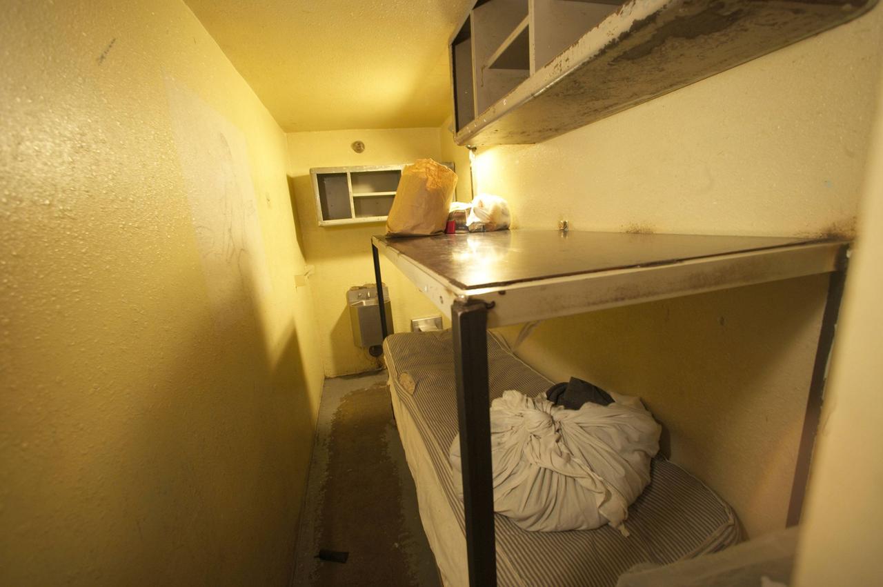 Blick in eine enge Gefängniszelle mit Bett, Waschbecken und Toilette im San Quentin State Prison in Kalifornien im Jahr 2005