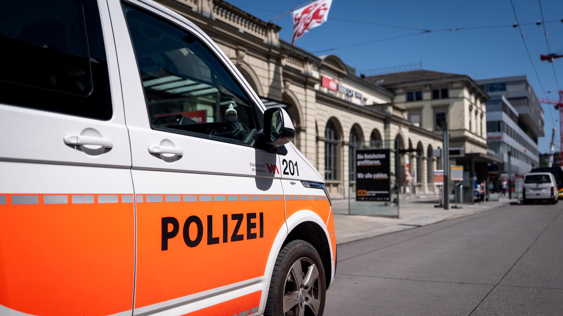 Ein Fahrzeug der Polizei steht vor dem Bahnhof, nachdem ein 31-jähriger Mann drei Personen mit einer Stichwaffe am Bahnhof Winterthur angegriffen hat. Ein Fahrzeug der Polizei steht vor dem Bahnhof, nachdem ein 31-jähriger Mann drei Personen mit einer Stichwaffe am Bahnhof Winterthur angegriffen hat.