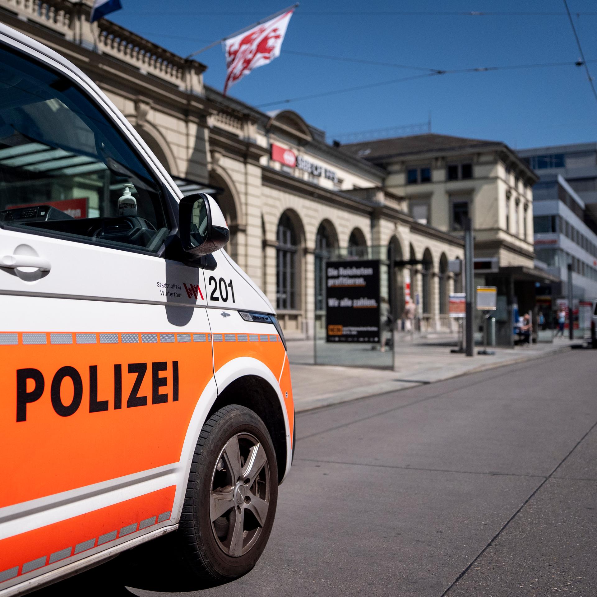 Ein Fahrzeug der Polizei steht vor dem Bahnhof, nachdem ein 31-jähriger Mann drei Personen mit einer Stichwaffe am Bahnhof Winterthur angegriffen hat.