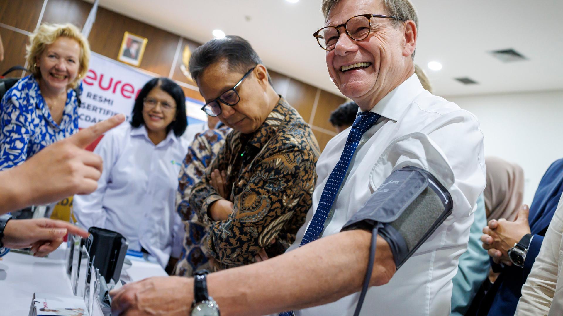 Bundesaußenminister Johann Wadephul (CDU) lässt sich den Puls messen und lacht dabei: Bei einem Besuch der staatlichen Fachhochschule für Gesundheitsberufe in Jakarta, Indonesien. Bundesaußenminister Johann Wadephul (CDU) lässt sich den Puls messen und lacht dabei: Bei einem Besuch der staatlichen Fachhochschule für Gesundheitsberufe in Jakarta, Indonesien.