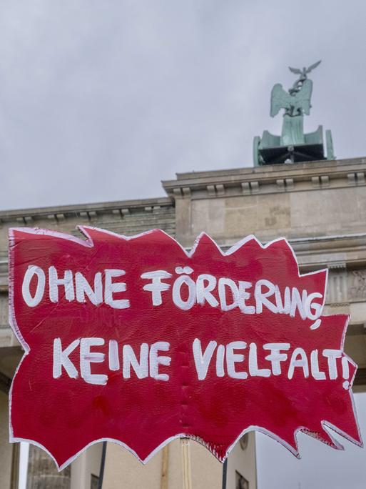 Demonstration gegen Kulturabbau und Kürzungen am Brandenburger Tor in Berlin, 13.11.2024.