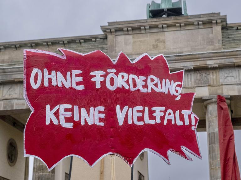 Demonstration gegen Kulturabbau und Kürzungen am Brandenburger Tor in Berlin, 13.11.2024.