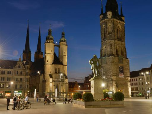 Marktkirche St. Marien in Halle an der Saale bei Nacht.