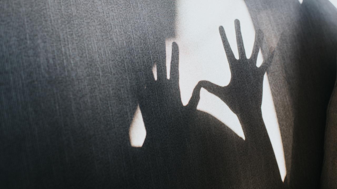 Ausgestreckte Hände, die einen Schatten erzeugen.