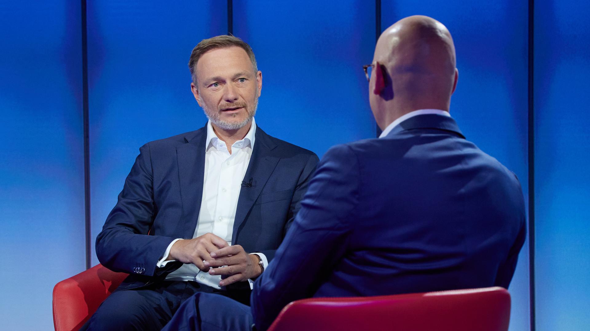 Das Bild zeigt Bundesfinanzminister Lindner beim ARD-Sommerinterview im Gespräch mit Matthias Deiß.