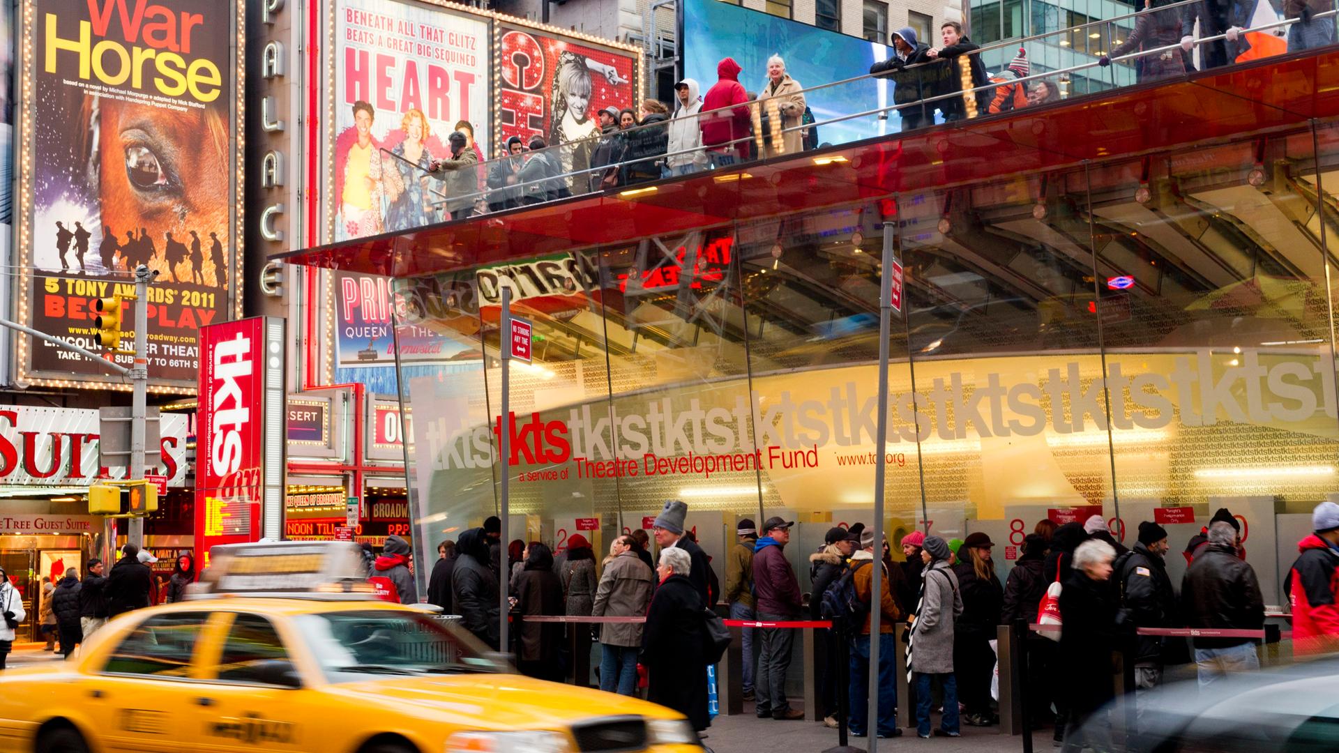 Menschen warten in einer Schlange am Times Square, um Tickets für Broadway-Aufführungen zu kaufen. Menschen warten in einer Schlange am Times Square, um Tickets für Broadway-Aufführungen zu kaufen.