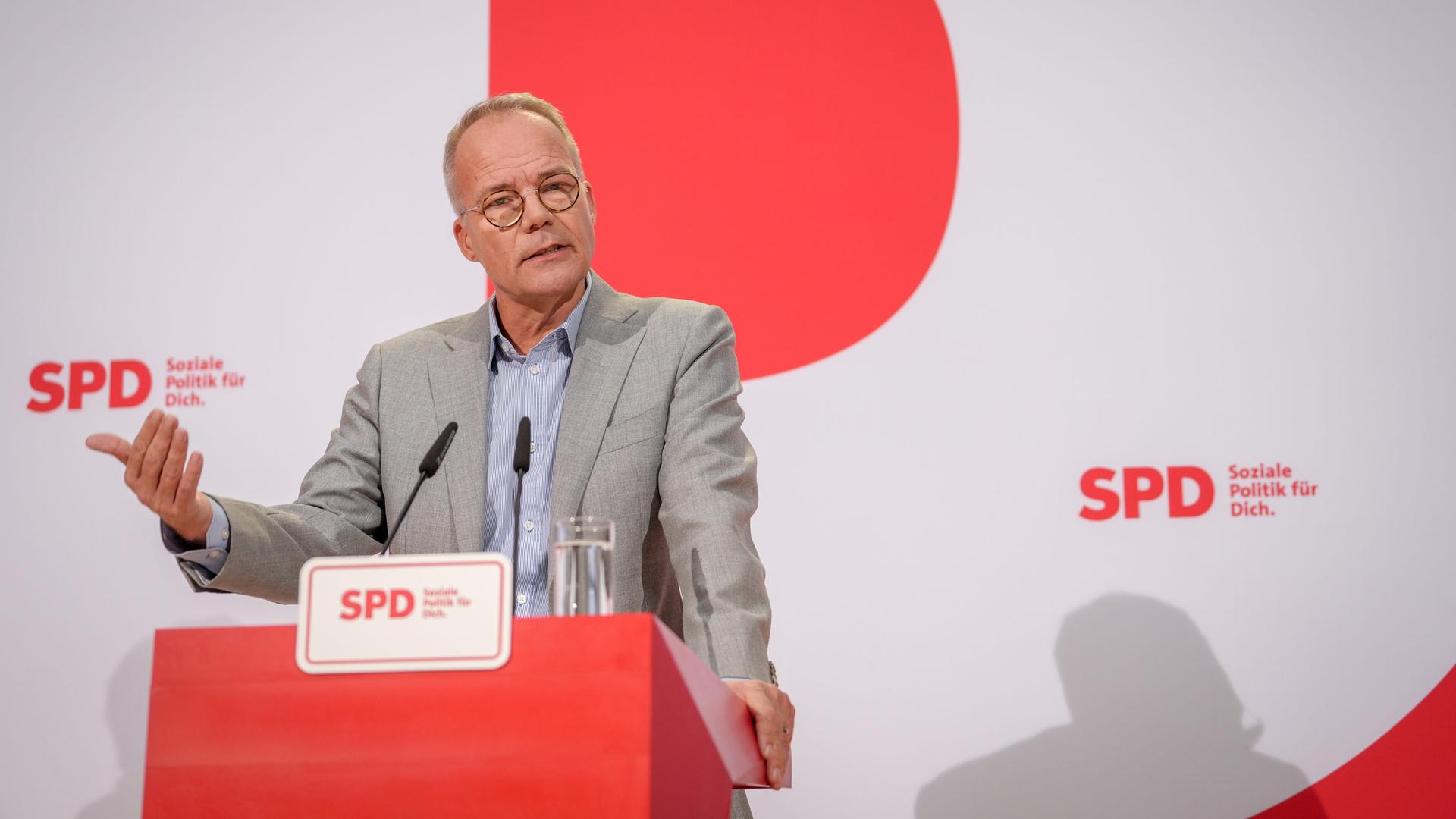 SPD-Generalsekretär Miersch gibt nach den Gremiensitzungen seiner Partei eine Pressekonferenz. 