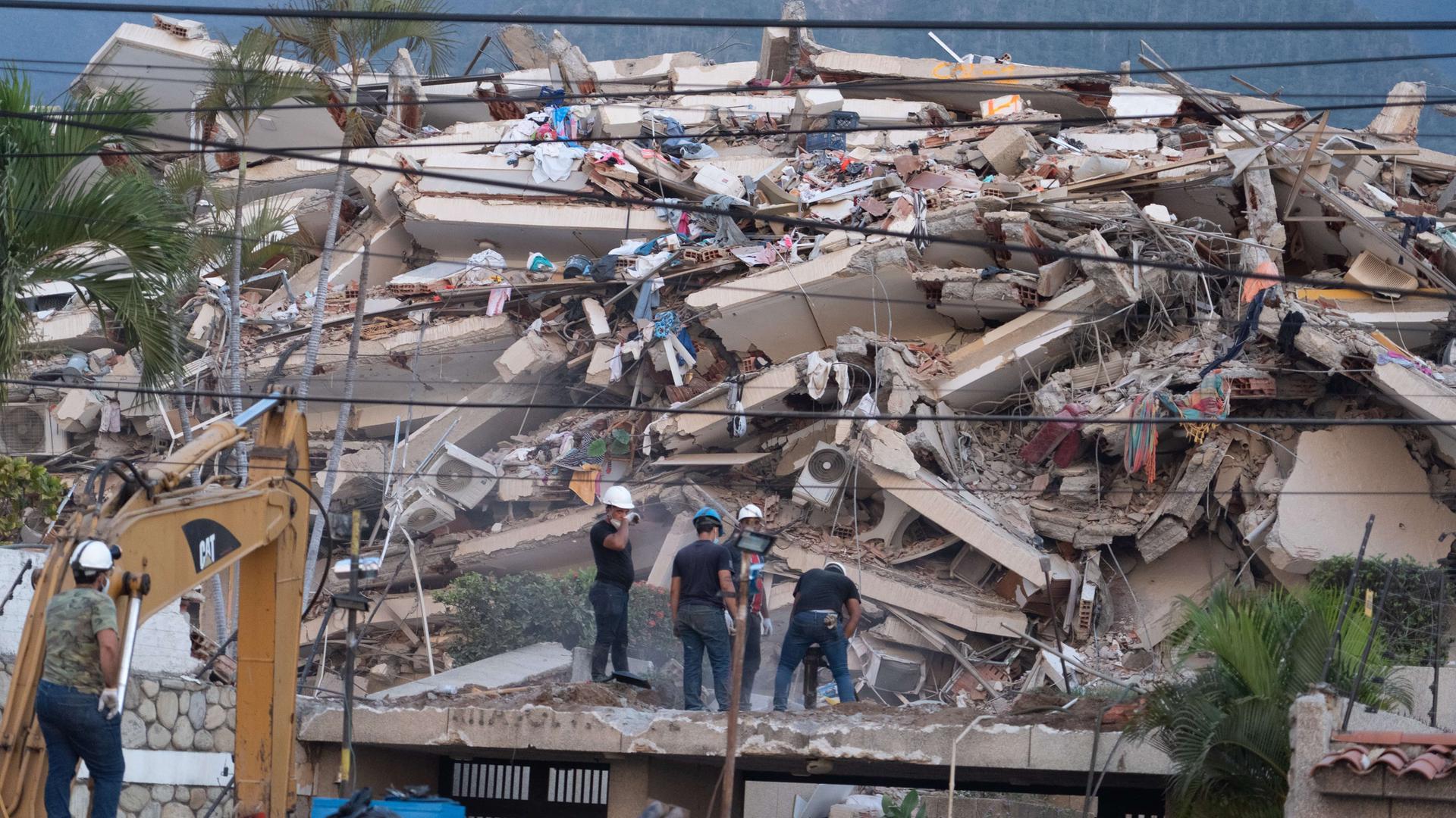 Aufräum- und Suchteams nach den verheerenden Erdbeben in Venezuela. 