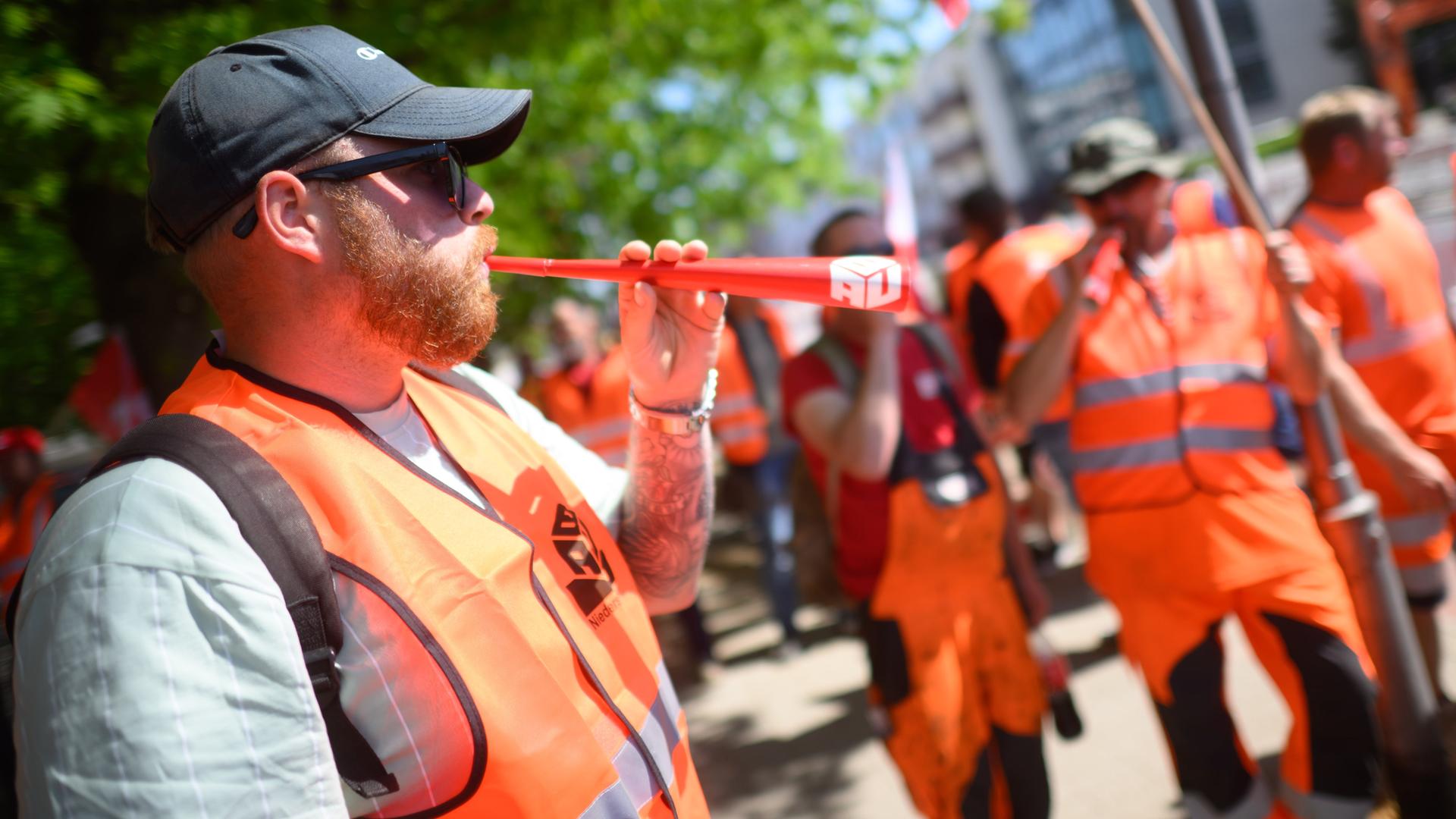 Beschäftigte des Baugewerbes streiken an einer Rohrleitungsbaustelle in der Region Hannover.