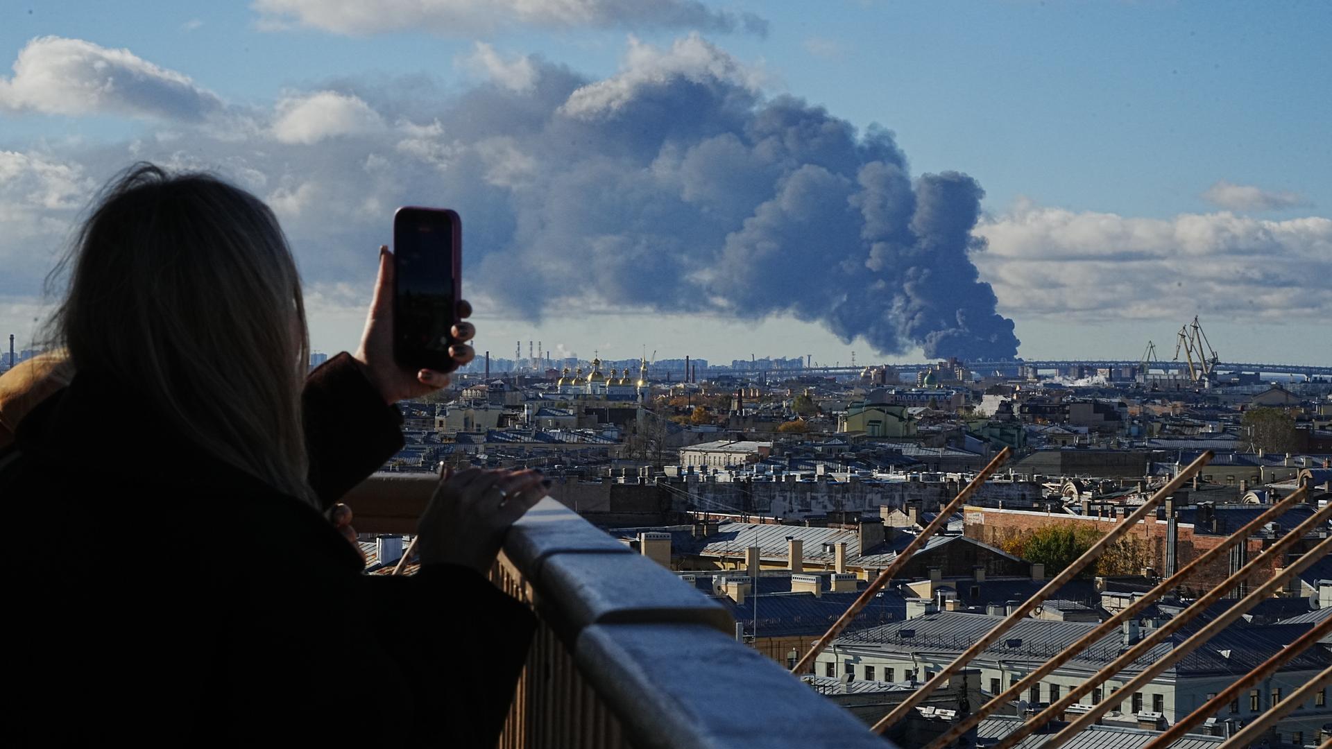 Nach ukrainischen Drohnenangriffen auf ein Industriegebiet im Raum St. Petersburg steigen Rauchwolken in den Himmel. 