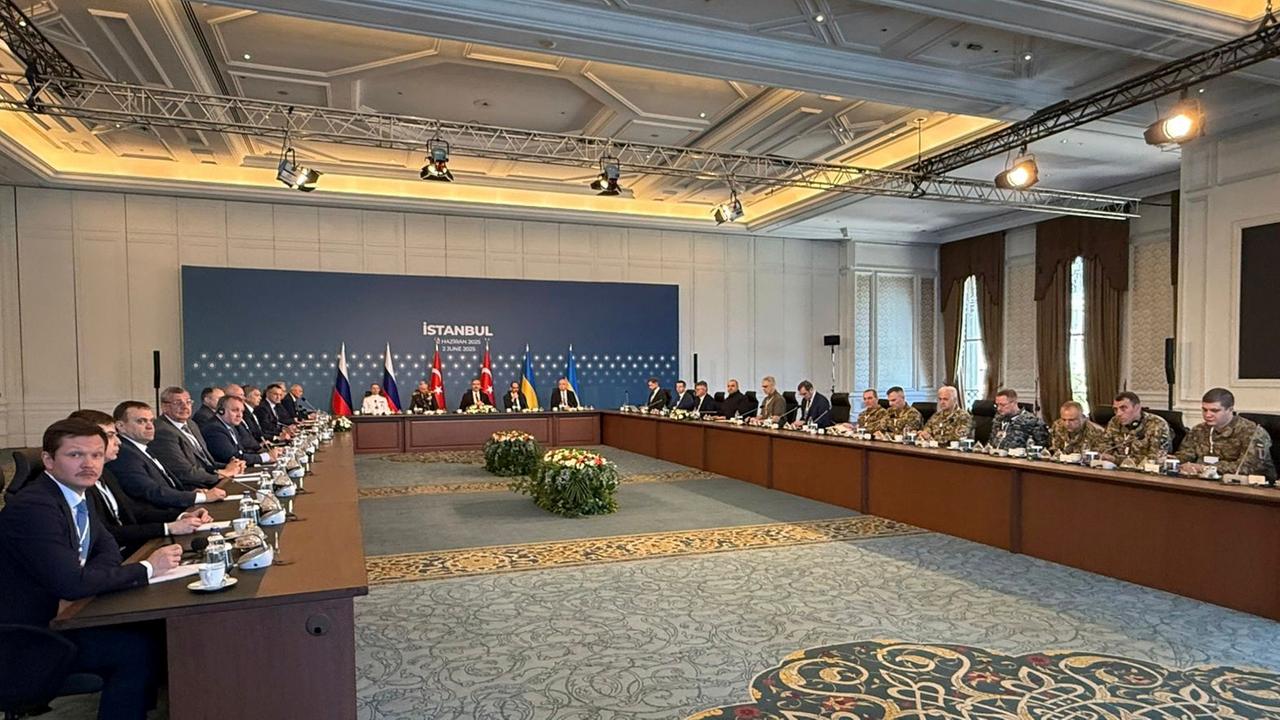 Die Delegationen von Russlan und der Ukraine sitzen sich im Ciragan Palast in Istanbul an einem großen Tisch gegenüber.