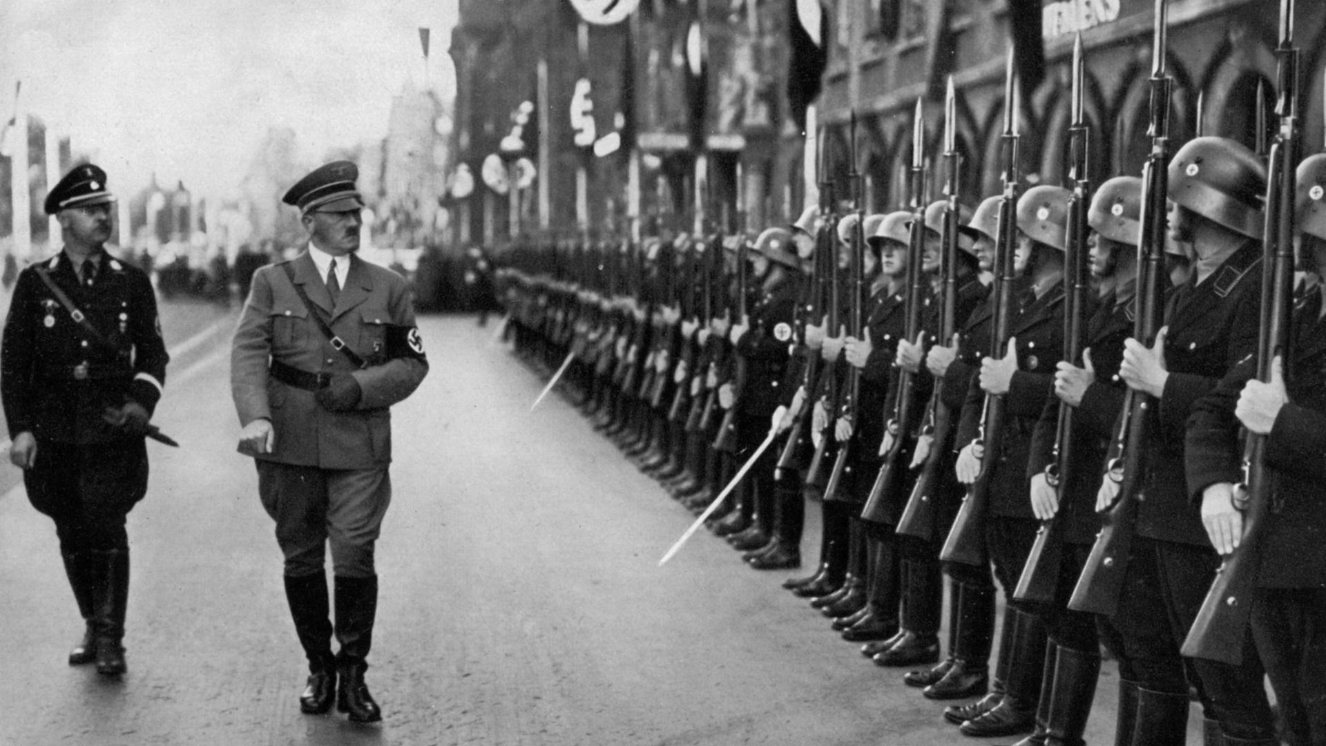 Adolf Hitler inspiziert die Leibstandarte-Truppen auf dem Reichsparteitag in Nürnberg, Deutschland, 1935. 