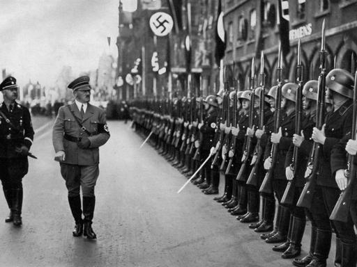 Adolf Hitler inspiziert die Leibstandarte-Truppen auf dem Reichsparteitag in Nürnberg, Deutschland, 1935. 