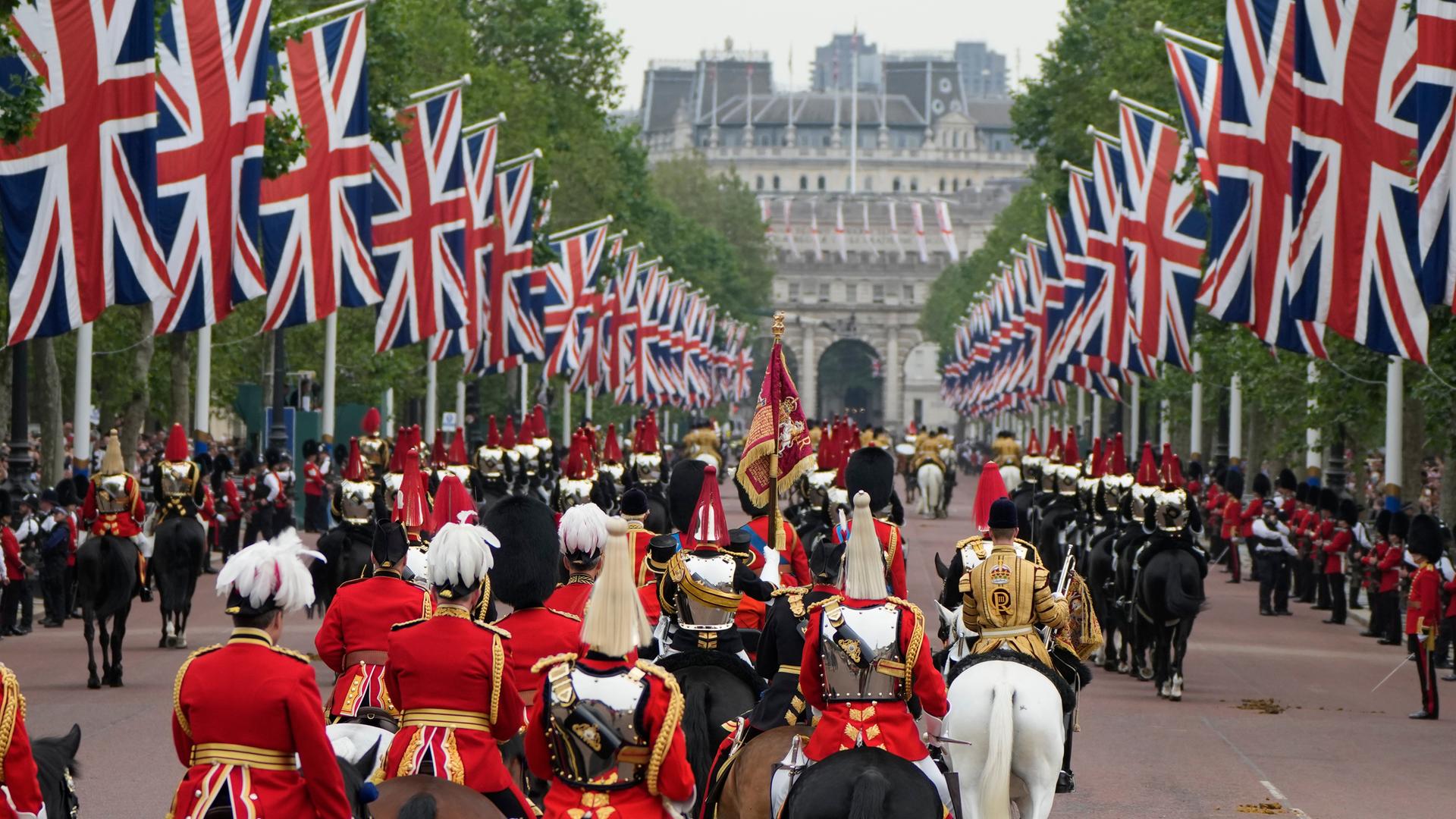 Reiter in zumeist roten Uniformen feiern die Parade "Trooping the colour" in Lodnon.