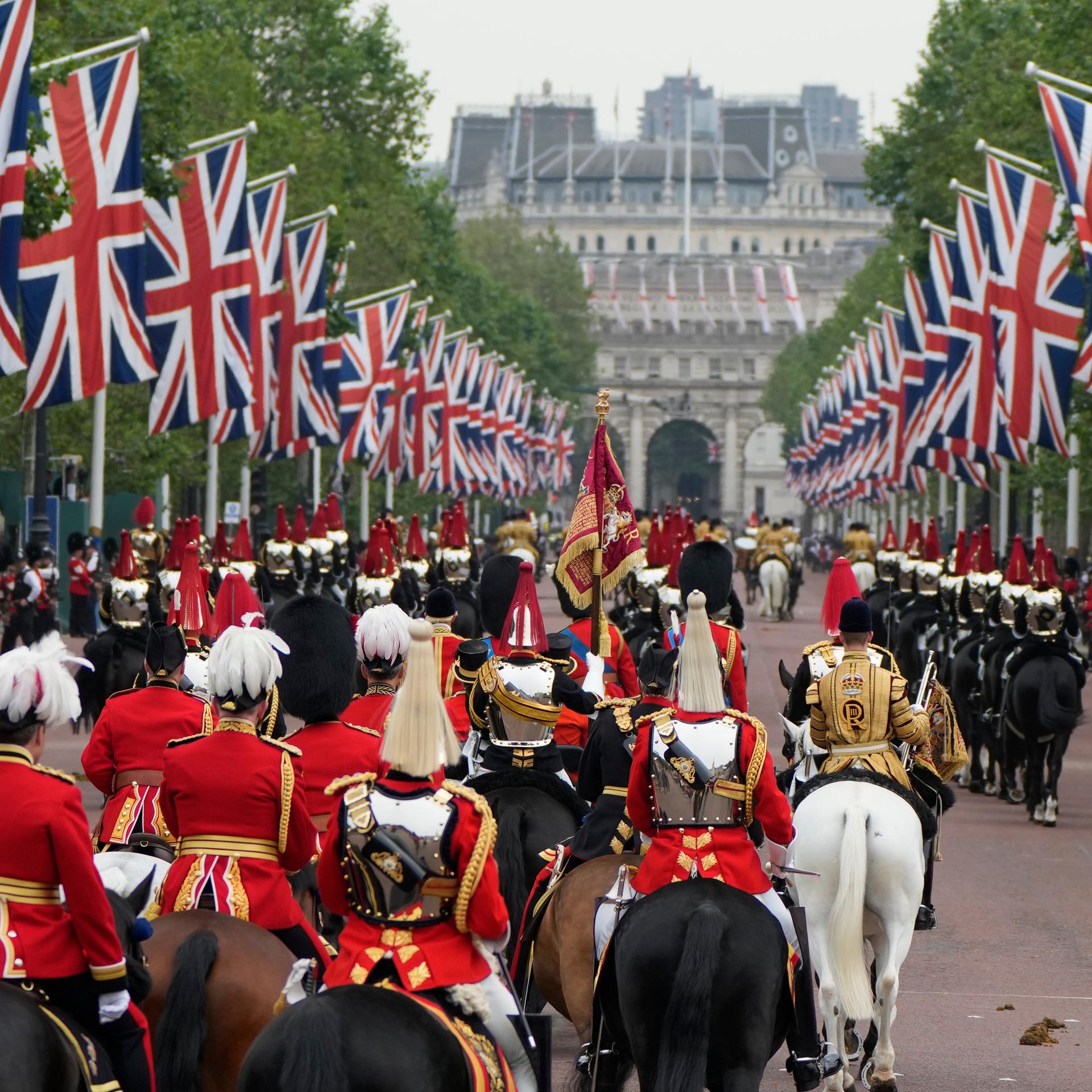 Reiter in zumeist roten Uniformen feiern die Parade "Trooping the colour" in Lodnon.