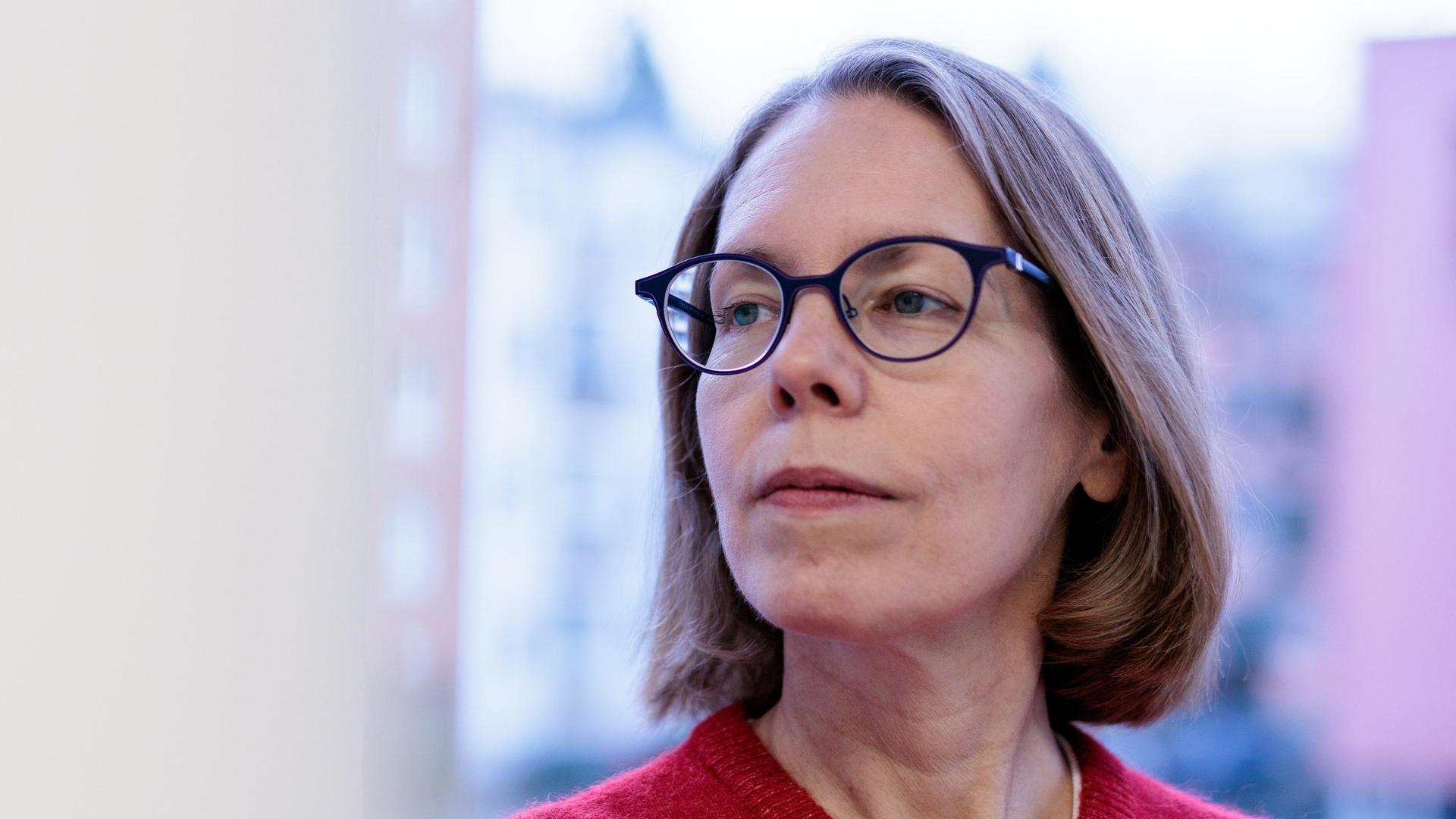 Ex-Oberstaatsanwältin Anne Brorhilker, Co-Geschäftsführerin der Bürgerbewegung Finanzwende e.V., steht in den Büroräumen des Vereins