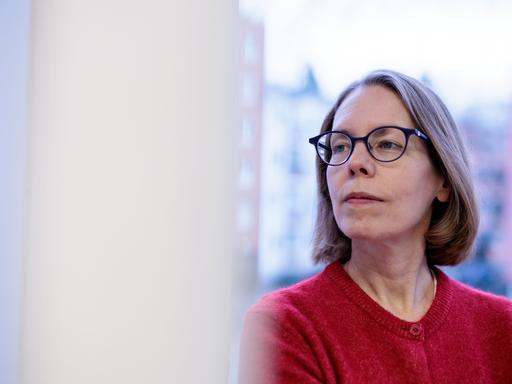 Ex-Oberstaatsanwältin Anne Brorhilker, Co-Geschäftsführerin der Bürgerbewegung Finanzwende e.V., steht in den Büroräumen des Vereins